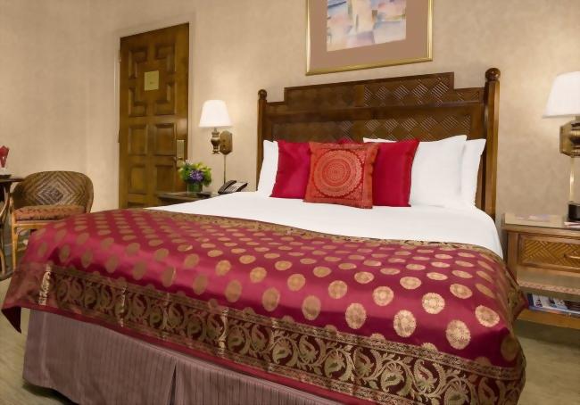 Casablanca Guestroom with 1 king bed.